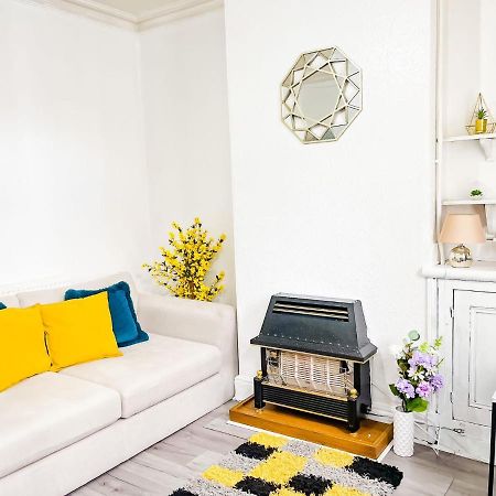 Beautiful 2 Bedroom House - Free Parking - Lt House Leicester Bagian luar foto