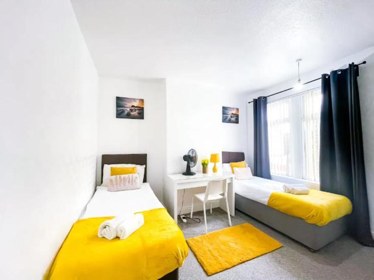 Beautiful 2 Bedroom House - Free Parking - Lt House Leicester Bagian luar foto