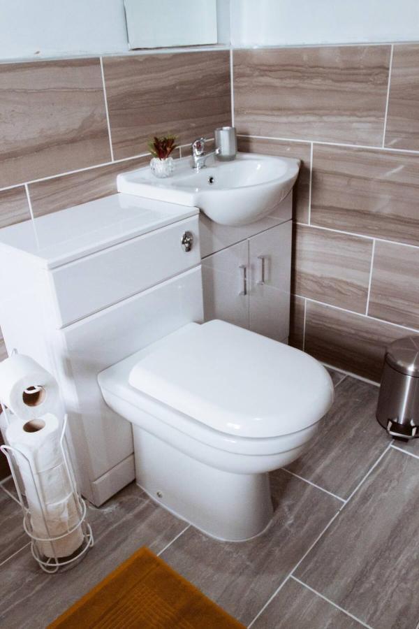 Beautiful 2 Bedroom House - Free Parking - Lt House Leicester Bagian luar foto